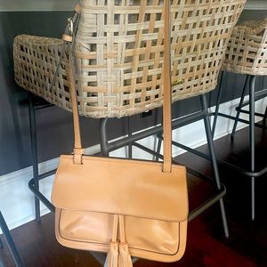 Great size bag to travel with that can go over shoulder or use as a clutch.